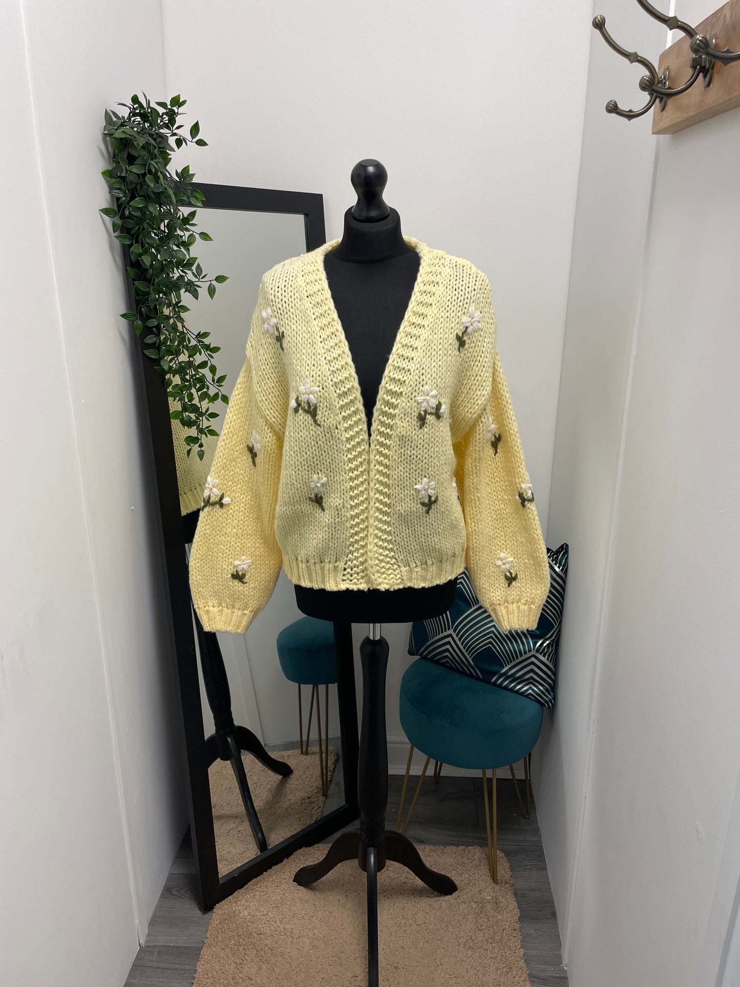 Embroidered Spring Knit Cropped Cardigans